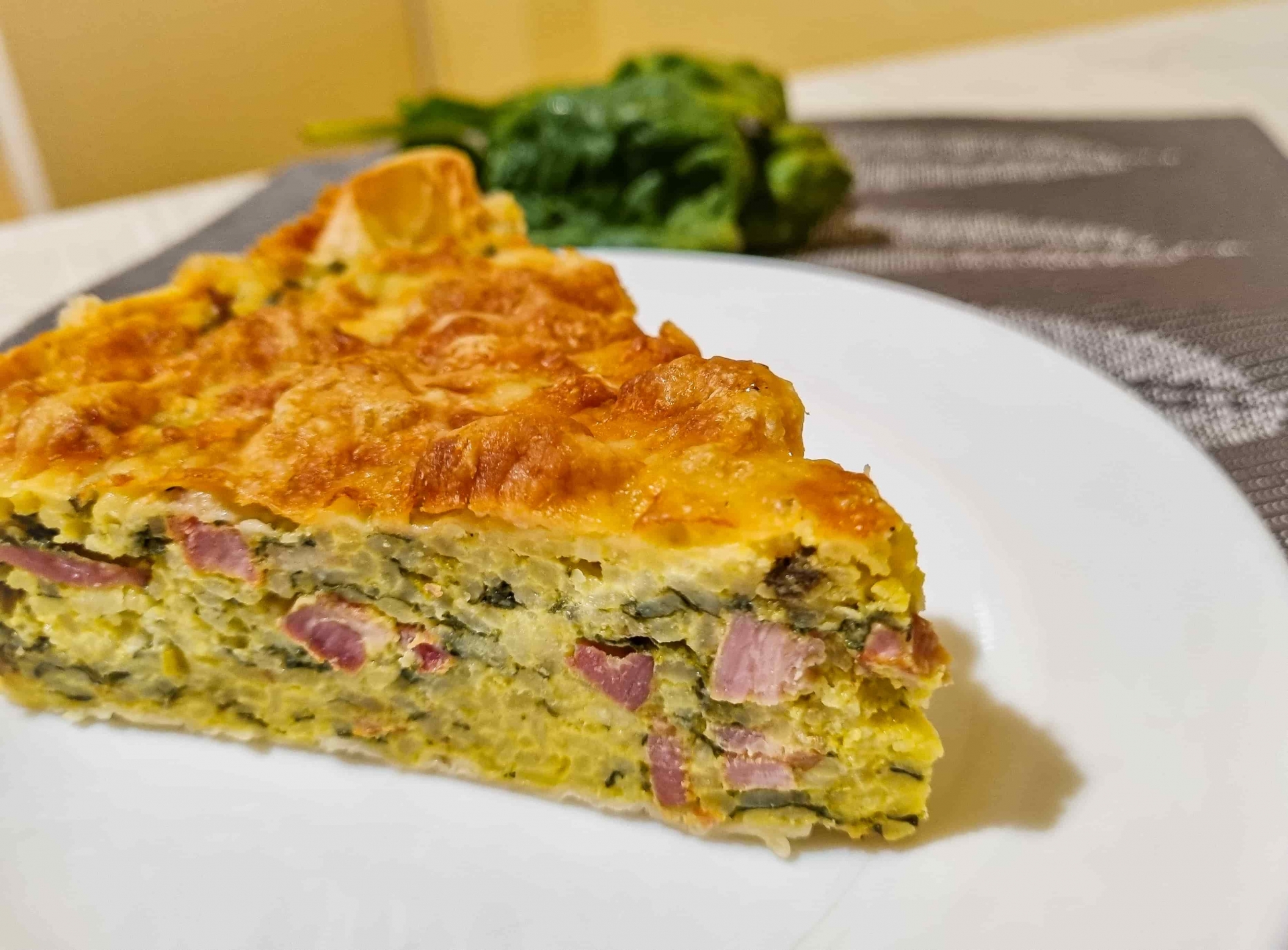 Слоёный тарт с яичницей и беконом