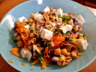 САЛАТА С МОРКОВИ И НАХУТ