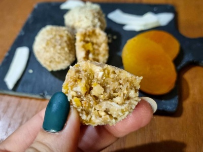 СУРОВИ БОНБОНИ СЪС СУШЕНИ КАЙСИИ