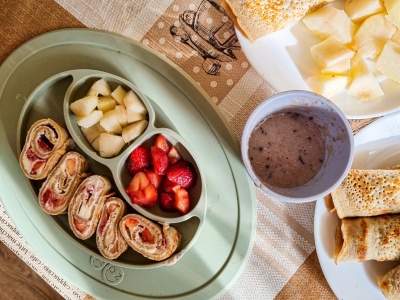 ОВЕСЕНИ ПАЛАЧИНКИ С ЯГОДИ И КРЕМА СИРЕНЕ